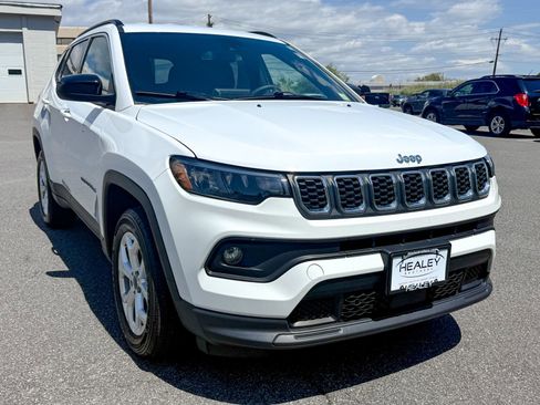 Used 2025 Jeep Compass Latitude AWD/4WD image 1