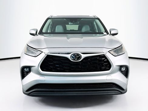 Used 2023 Toyota Highlander XLE FWD image 2