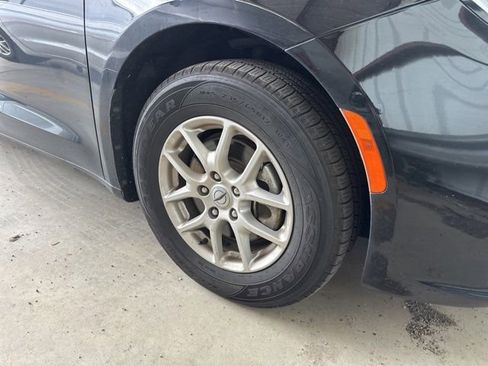 Used 2024 Chrysler Pacifica Touring-L FWD image 3
