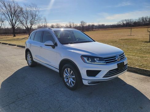 Used 2016 Volkswagen Touareg Sport image 5