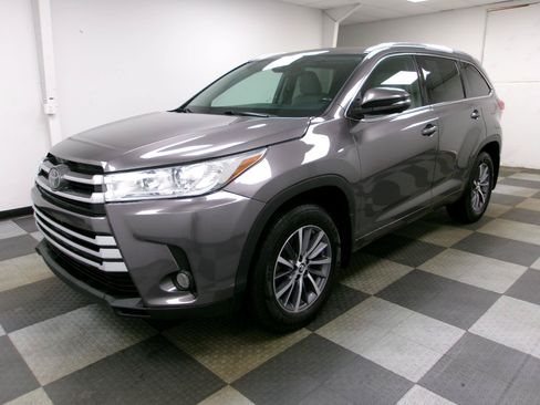 Used 2018 Toyota Highlander XLE AWD/4WD image 1