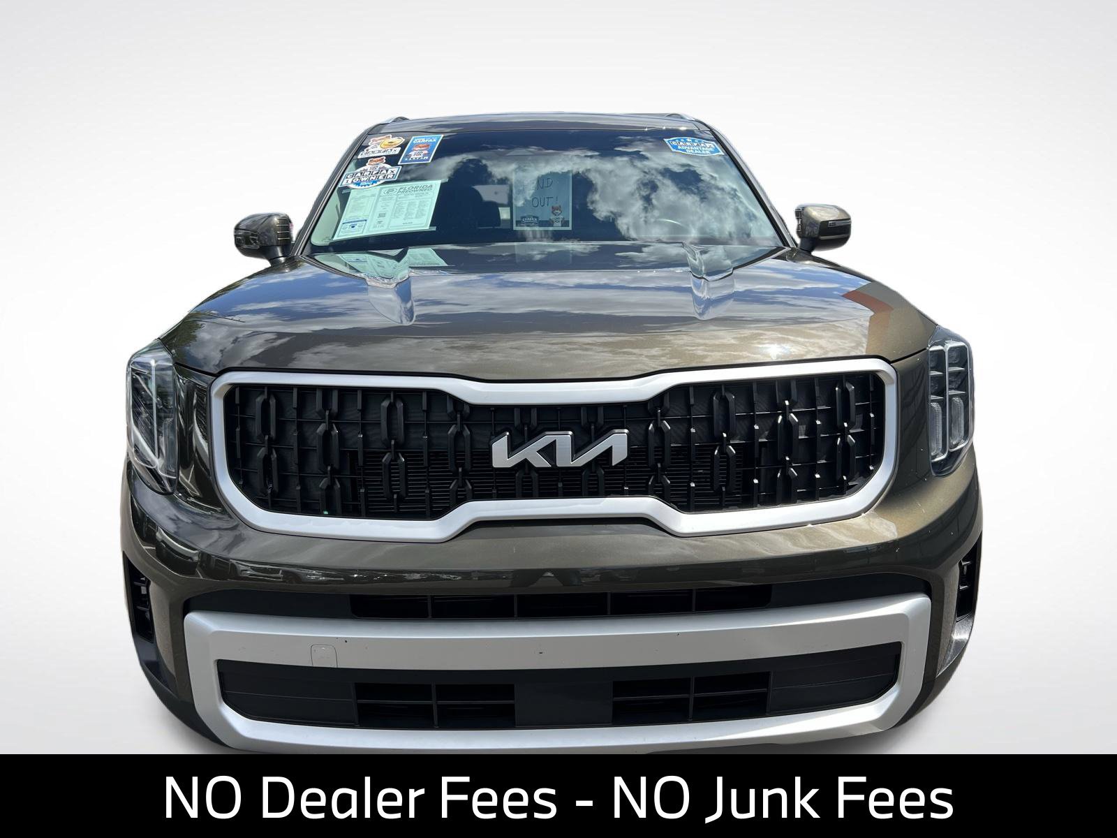 Used 2025 Kia Telluride EX w/ EX Captain's Chair Package FWD image 2