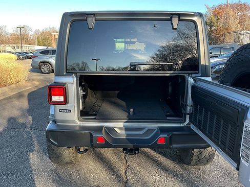 Used 2018 Jeep Wrangler Unlimited Sahara image 26