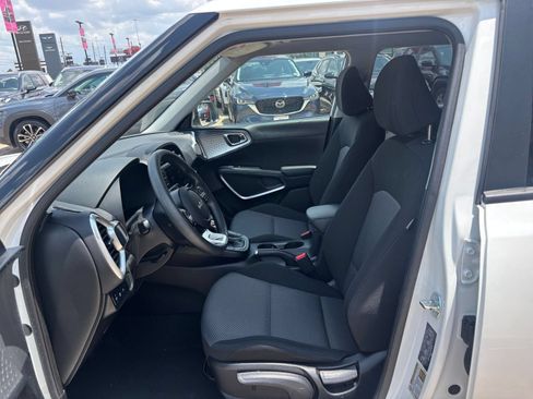 Used 2025 Kia Soul LX w/ LX Technology Package FWD image 24