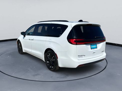 Used 2025 Chrysler Pacifica Limited FWD image 8