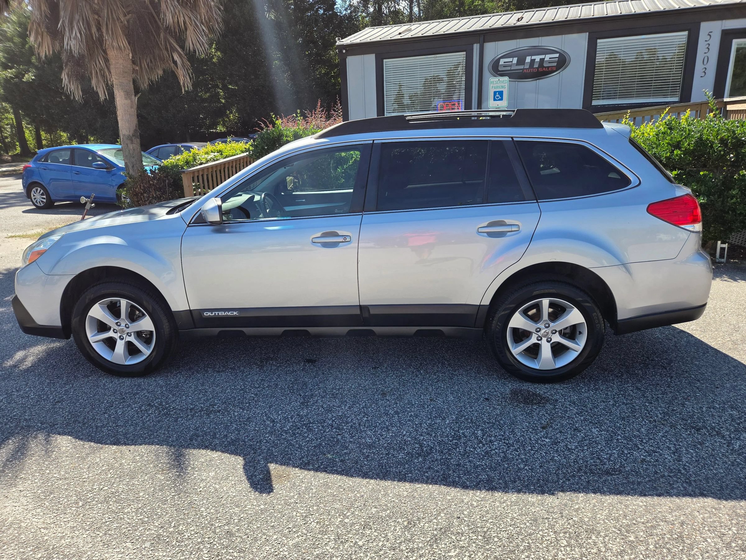 Used 2013 Subaru Outback 2.5i Premium w/ All-Weather Pkg AWD/4WD image 8