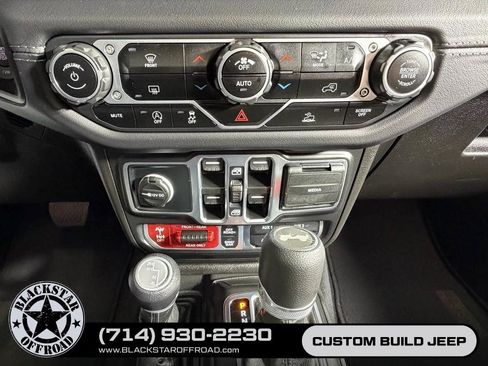 Used 2025 Jeep Wrangler Unlimited Rubicon AWD/4WD image 21