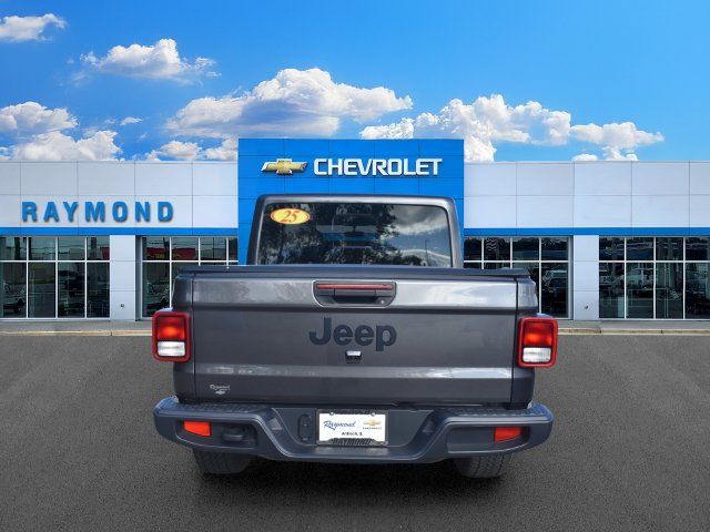 Used 2025 Jeep Gladiator Sport AWD/4WD image 4