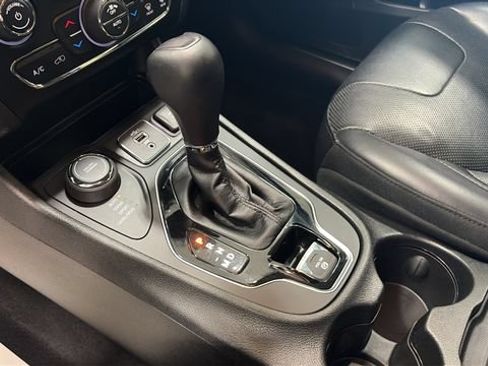 Used 2019 Jeep Cherokee Limited AWD/4WD image 22