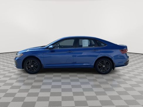 Used 2024 Volkswagen Jetta SE w/ Panoramic Sunroof Package FWD image 3