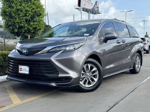 Used 2024 Toyota Sienna LE FWD image 2