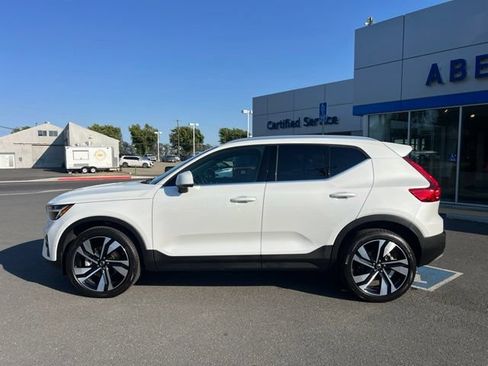 Used 2025 Volvo XC40 B5 Plus AWD/4WD image 11