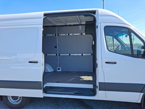 Used 2025 Mercedes-Benz Sprinter 2500 image 9