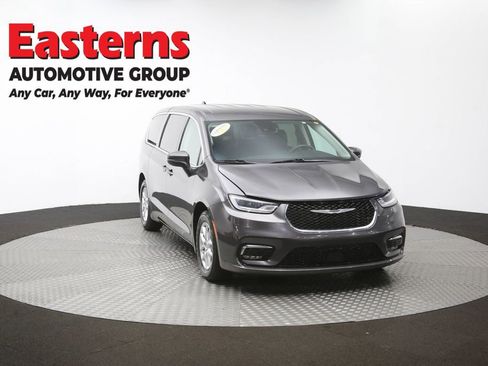 Used 2023 Chrysler Pacifica Touring-L FWD image 52