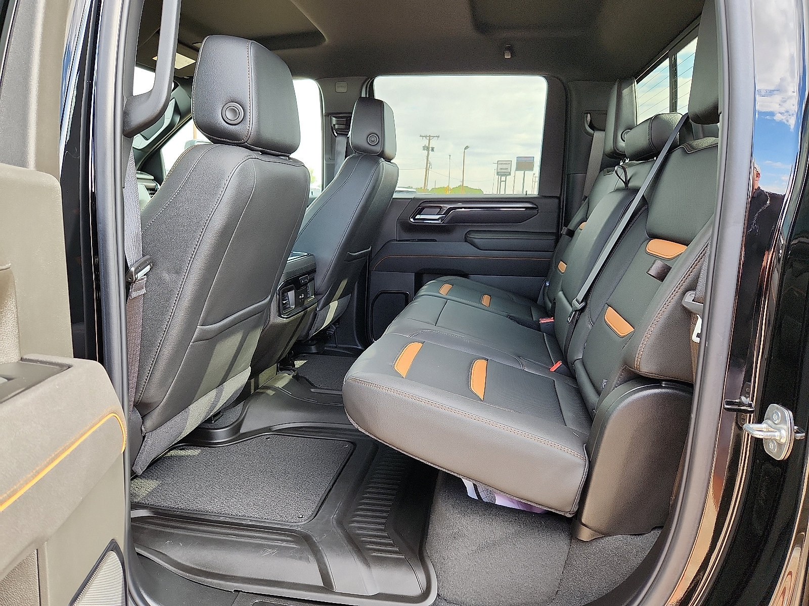 Used 2025 GMC Sierra 2500 AT4 w/ Technology Package AWD/4WD image 11