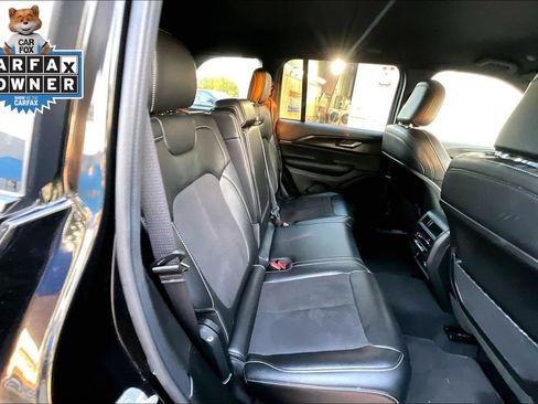 Used 2025 Jeep Grand Cherokee Altitude AWD/4WD image 23
