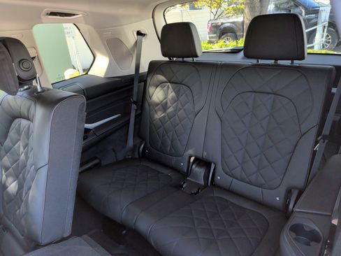 Certified 2025 BMW X7 xDrive40i w/ Premium Package image 33