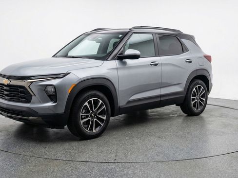 Used 2025 Chevrolet TrailBlazer LT image 3