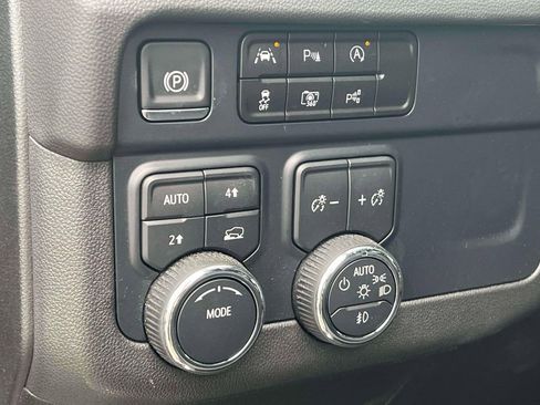 Used 2025 Chevrolet Suburban Premier AWD/4WD image 23