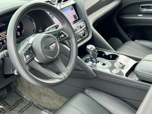 Used 2022 Bentley Bentayga image 38