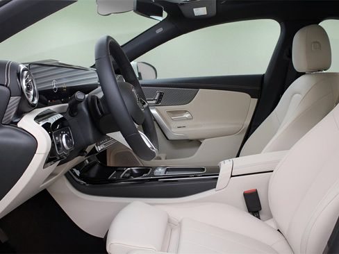 Used 2025 Mercedes-Benz CLA 250 image 25