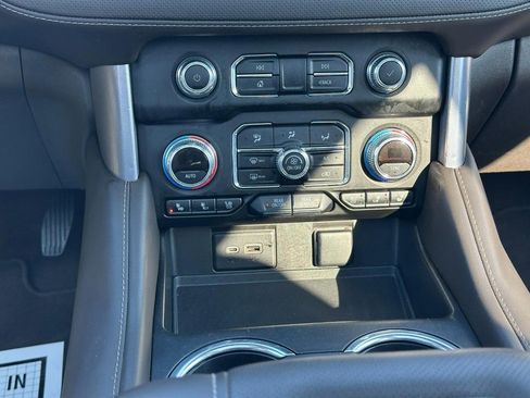 Used 2022 GMC Yukon SLT w/ SLT Premium Package image 17