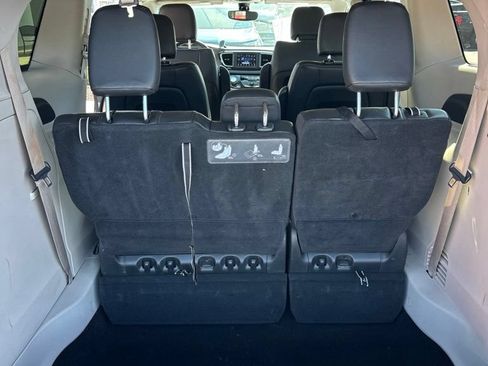 Used 2019 Chrysler Pacifica Touring-L FWD image 19