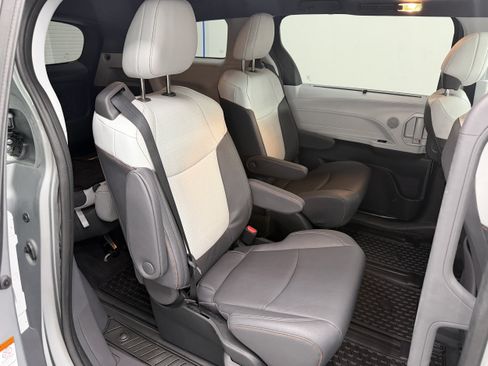 Used 2023 Toyota Sienna XSE AWD/4WD image 27