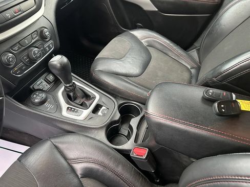 Used 2018 Jeep Cherokee Trailhawk AWD/4WD image 18