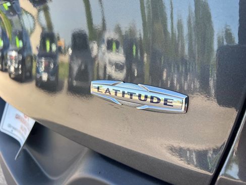 Used 2017 Jeep Cherokee Latitude w/ Comfort/Convenience Group AWD/4WD image 27
