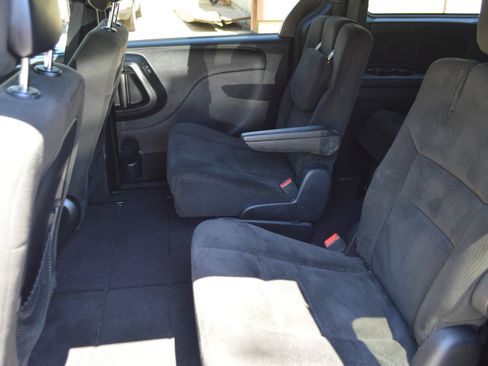 Used 2016 Dodge Grand Caravan SXT w/ UConnect Hands-Free Group FWD image 17