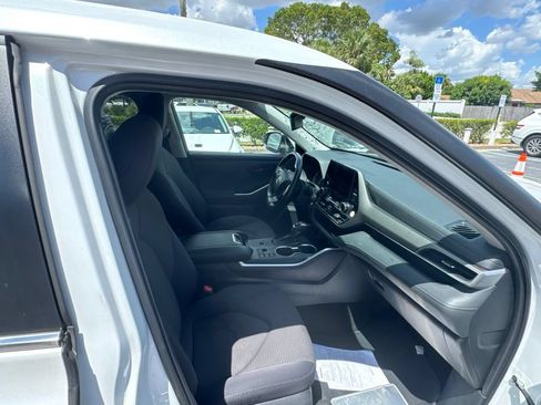 Used 2023 Toyota Highlander LE FWD image 11