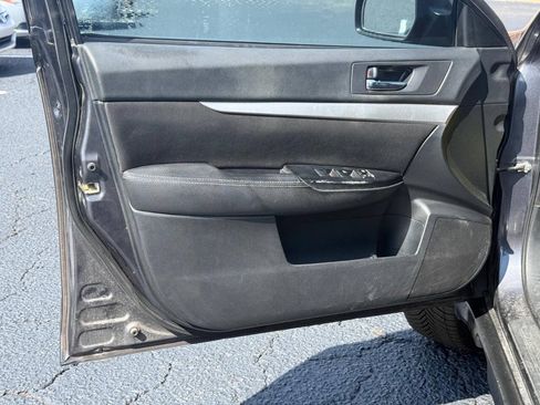 Used 2010 Subaru Outback 2.5i Premium AWD/4WD image 7