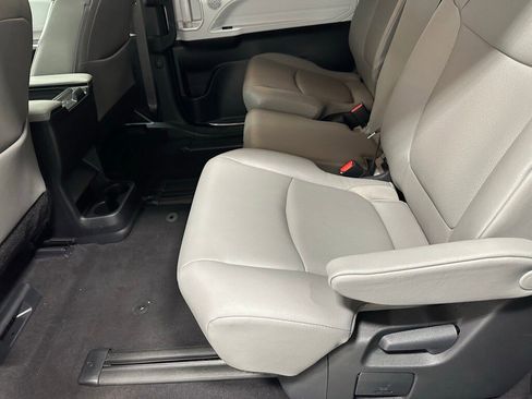 Used 2025 Toyota Sienna XLE image 49