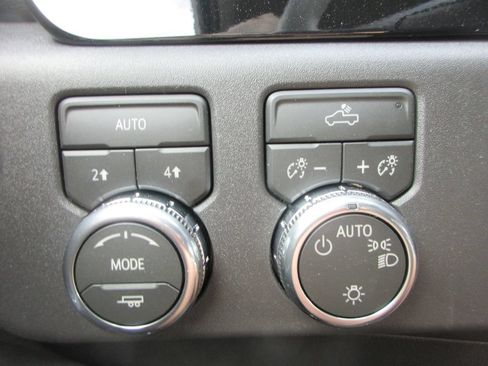 New 2026 GMC Sierra 1500 SLE AWD/4WD image 17