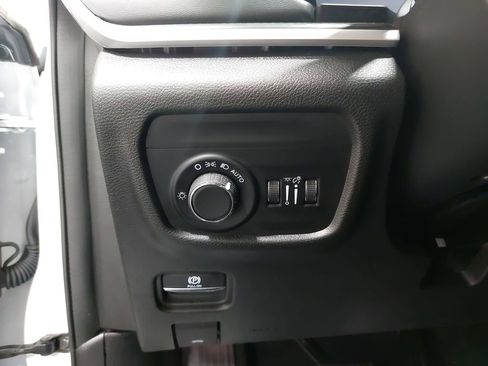 Used 2023 Jeep Grand Cherokee Laredo AWD/4WD image 25