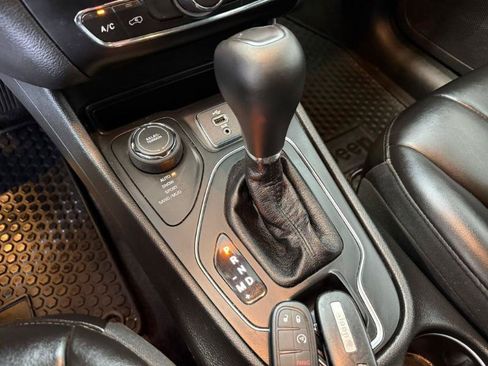 Used 2019 Jeep Cherokee Latitude Plus w/ Cold Weather Group AWD/4WD image 19