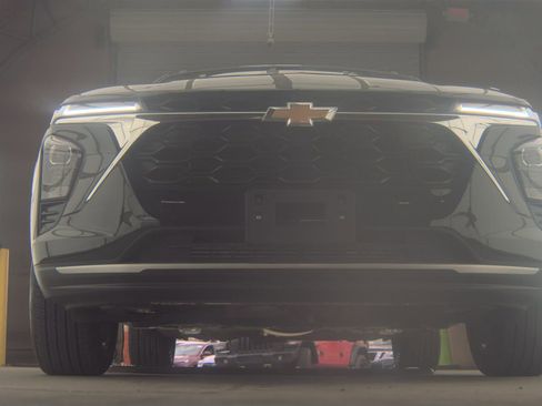 Used 2025 Chevrolet Trax LT w/ LT Convenience Package image 3