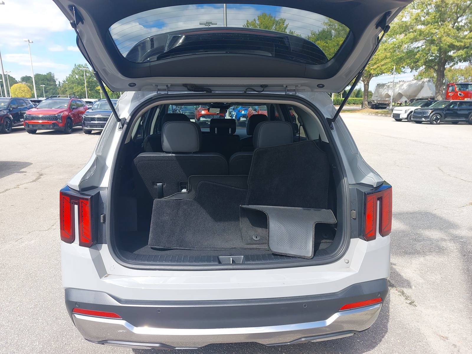 Used 2024 Kia Sorento S w/ Panoramic Sunroof Package FWD image 13