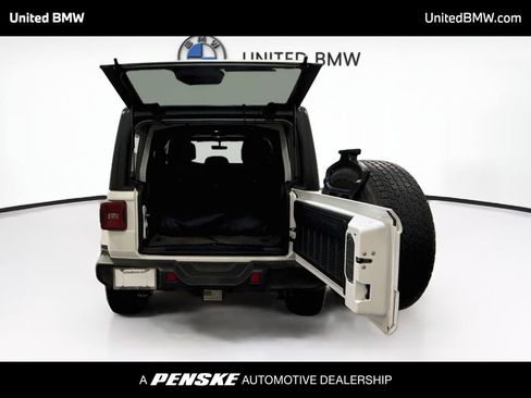 Used 2018 Jeep Wrangler Unlimited Sahara AWD/4WD image 13
