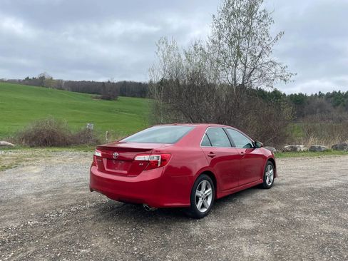 Used 2014 Toyota Camry SE w/ Leather Package FWD image 5