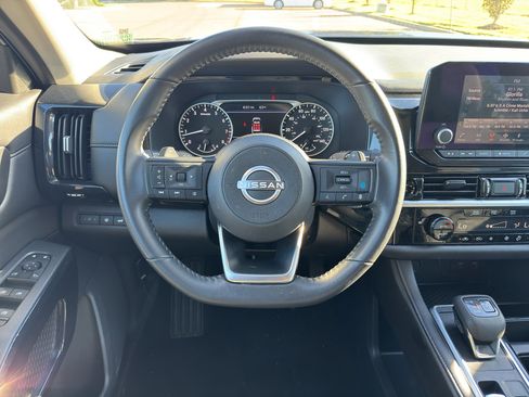 Used 2025 Nissan Pathfinder SV image 22