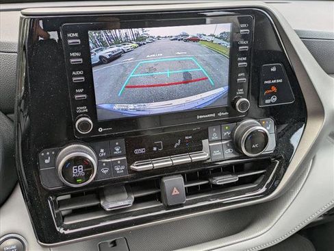Used 2021 Toyota Highlander XLE image 12