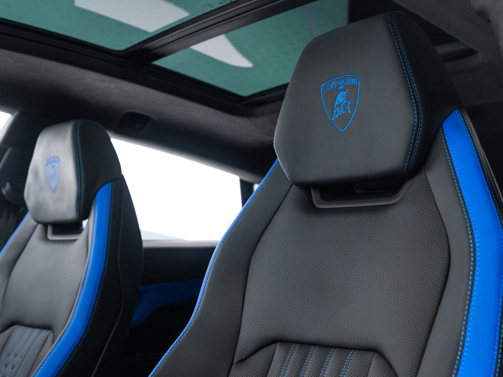 Used 2025 Lamborghini Urus SE AWD/4WD image 45