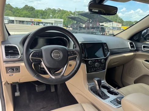 Used 2019 Jeep Grand Cherokee Limited AWD/4WD image 12