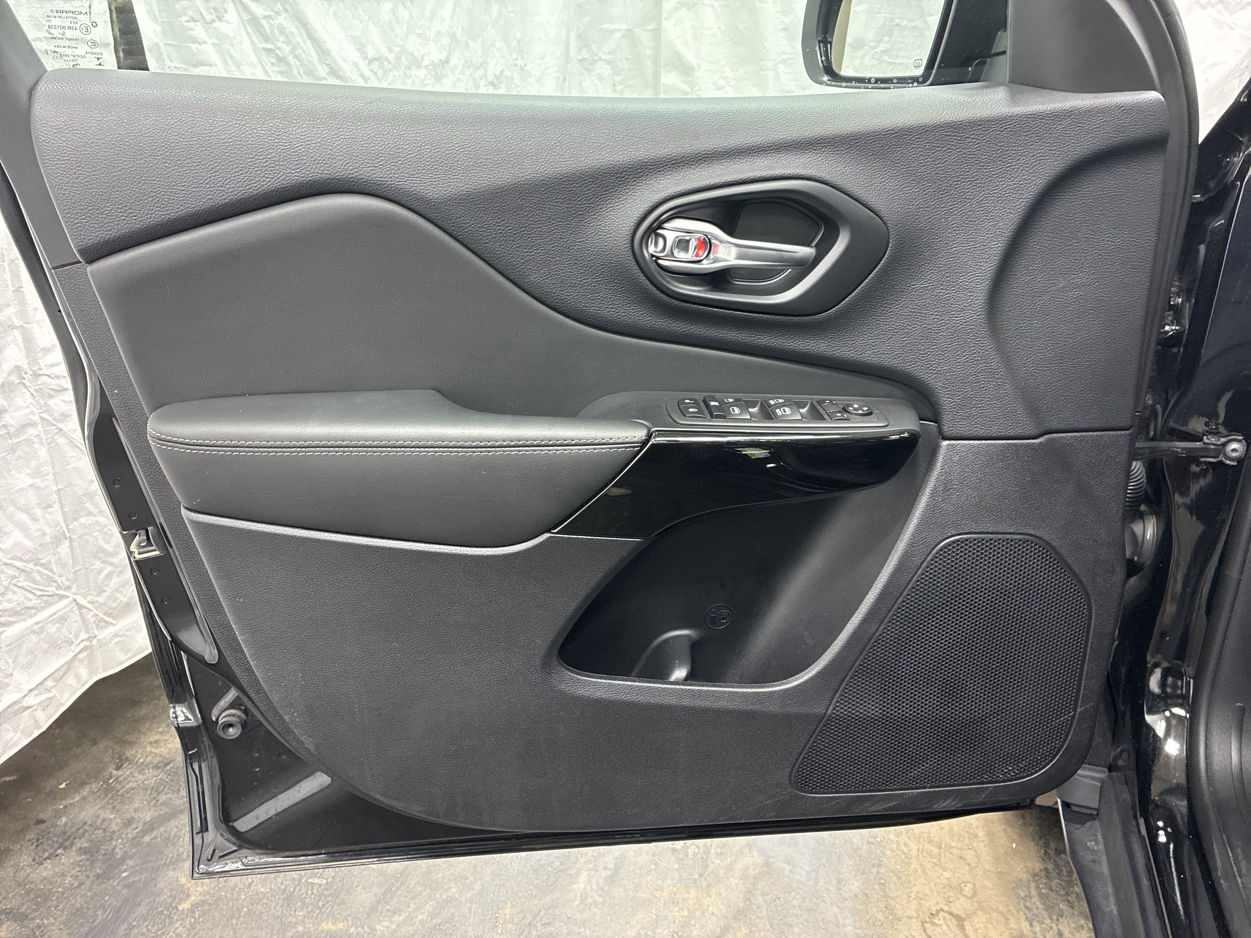 Certified 2023 Jeep Cherokee Altitude Lux AWD/4WD image 18
