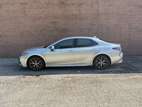 Used 2024 Toyota Camry SE FWD image 2