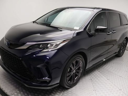 Used 2024 Toyota Sienna XSE FWD image 2