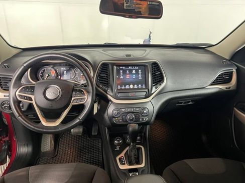Used 2017 Jeep Cherokee Latitude w/ Cold Weather Group AWD/4WD image 28