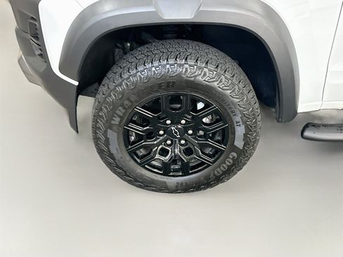 Used 2025 Chevrolet Colorado Trail Boss w/ LPO, Tailgate Decal Package AWD/4WD image 11